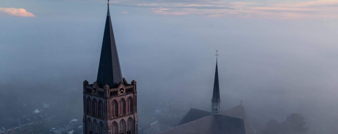 kerk in de mist